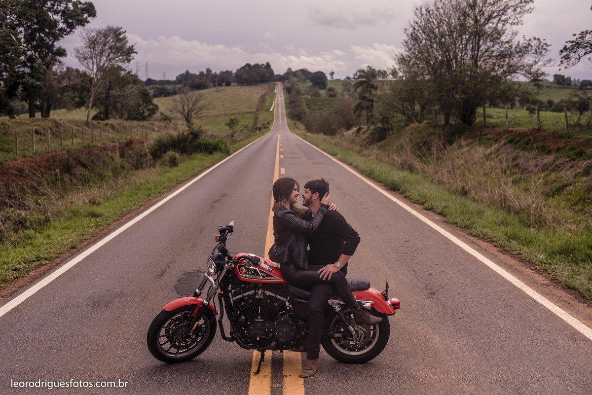 wedding, pré casamento, book de casal,  book, pré wedding são Gotardo minas gerais, são gotardo minhas gerais, fotos criativas de pré wedding, book pré wedding, fotos de pré wedding de motocross, fotos de pré wedding de moto