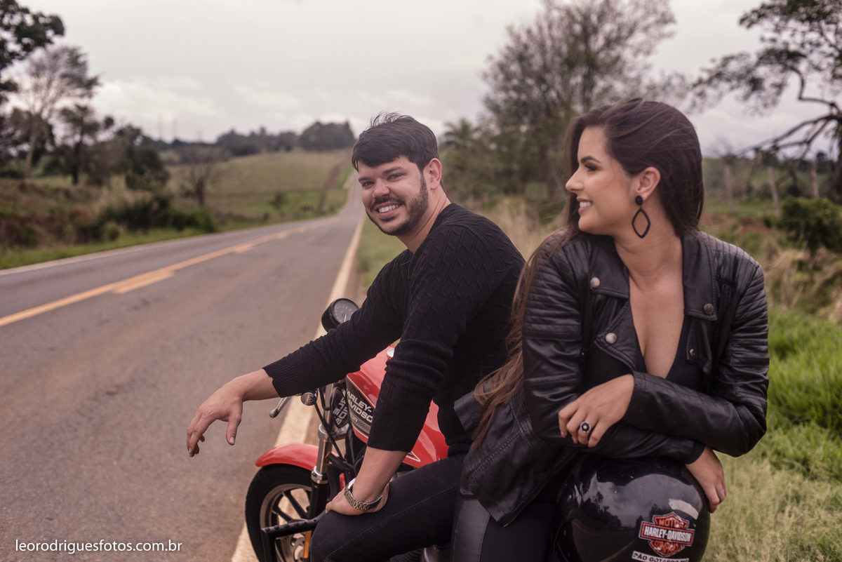 wedding, pré casamento, book de casal,  book, pré wedding são Gotardo minas gerais, são gotardo minhas gerais, fotos criativas de pré wedding, book pré wedding, fotos de pré wedding de motocross, fotos de pré wedding de moto