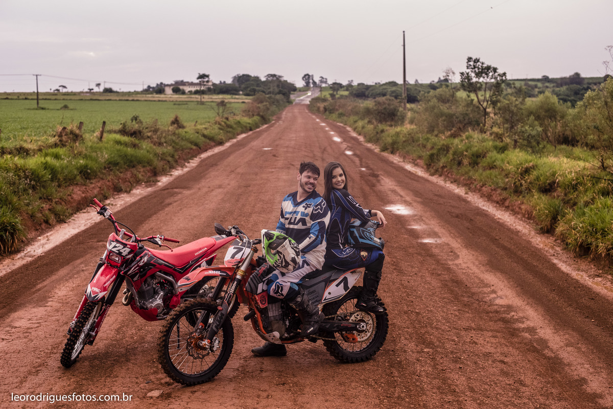 wedding, pré casamento, book de casal,  book, pré wedding são Gotardo minas gerais, são gotardo minhas gerais, fotos criativas de pré wedding, book pré wedding, fotos de pré wedding de motocross, fotos de pré wedding de moto