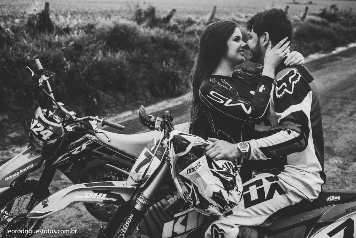 wedding, pré casamento, book de casal,  book, pré wedding são Gotardo minas gerais, são gotardo minhas gerais, fotos criativas de pré wedding, book pré wedding, fotos de pré wedding de motocross, fotos de pré wedding de moto