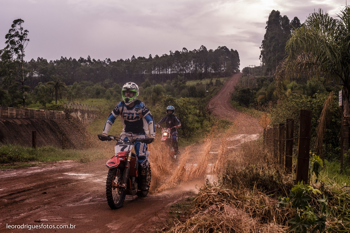 wedding, pré casamento, book de casal,  book, pré wedding são Gotardo minas gerais, são gotardo minhas gerais, fotos criativas de pré wedding, book pré wedding, fotos de pré wedding de motocross, fotos de pré wedding de moto