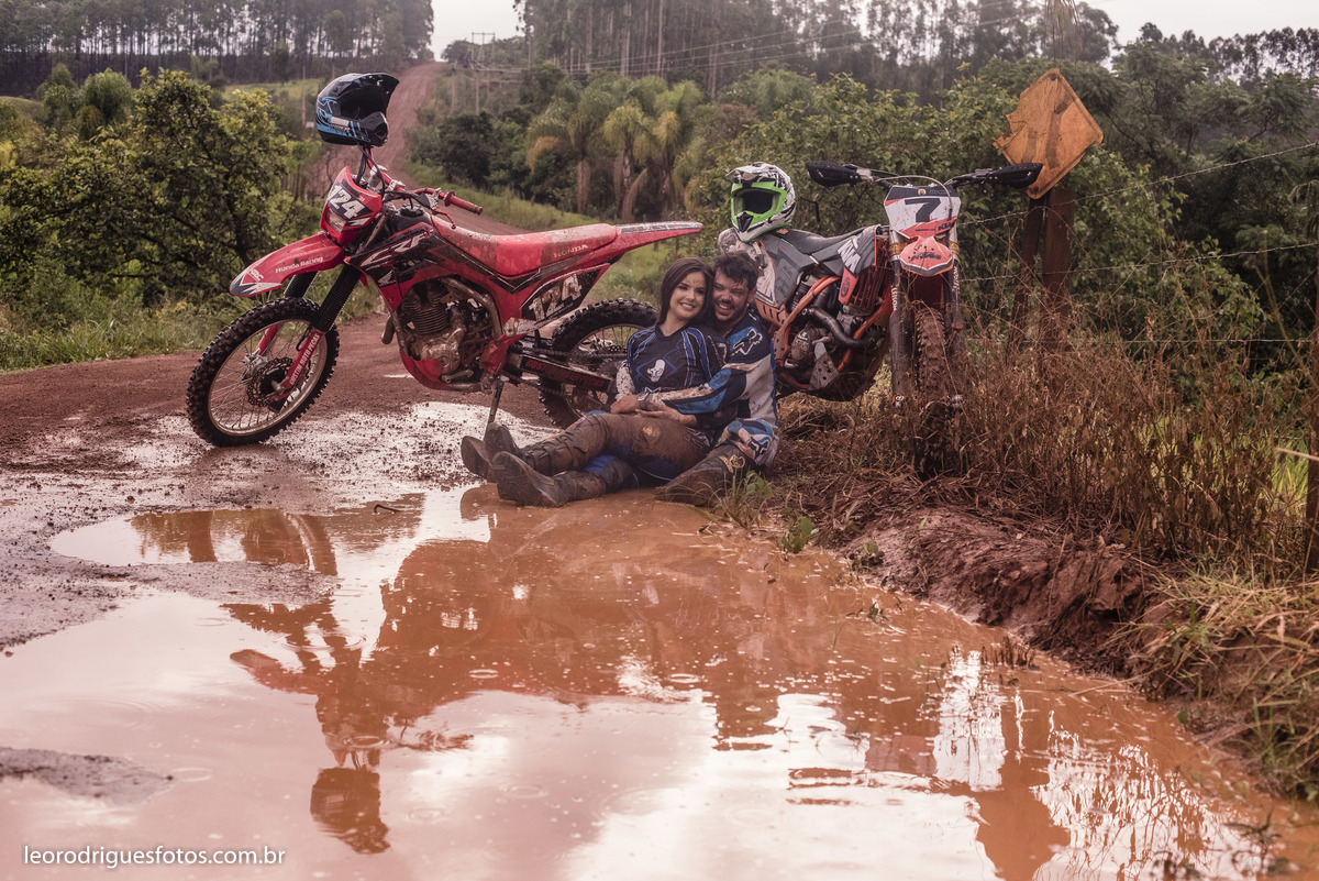wedding, pré casamento, book de casal,  book, pré wedding são Gotardo minas gerais, são gotardo minhas gerais, fotos criativas de pré wedding, book pré wedding, fotos de pré wedding de motocross, fotos de pré wedding de moto