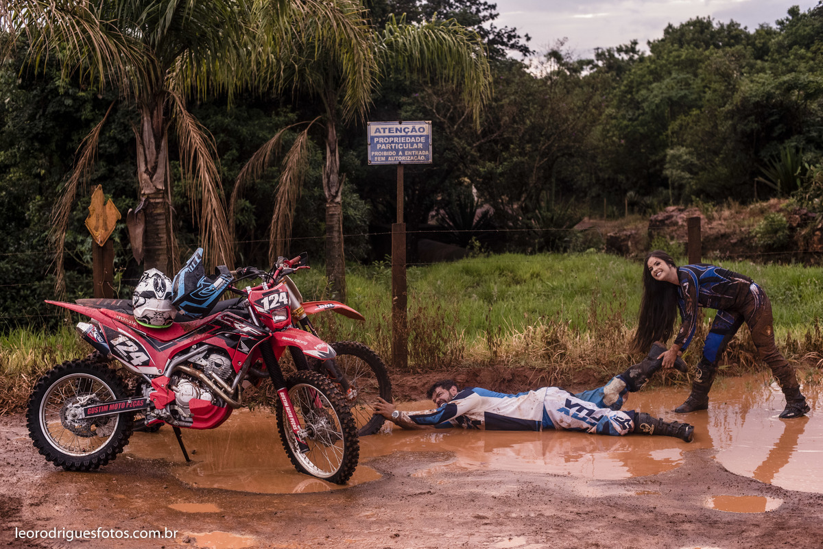 wedding, pré casamento, book de casal,  book, pré wedding são Gotardo minas gerais, são gotardo minhas gerais, fotos criativas de pré wedding, book pré wedding, fotos de pré wedding de motocross, fotos de pré wedding de moto