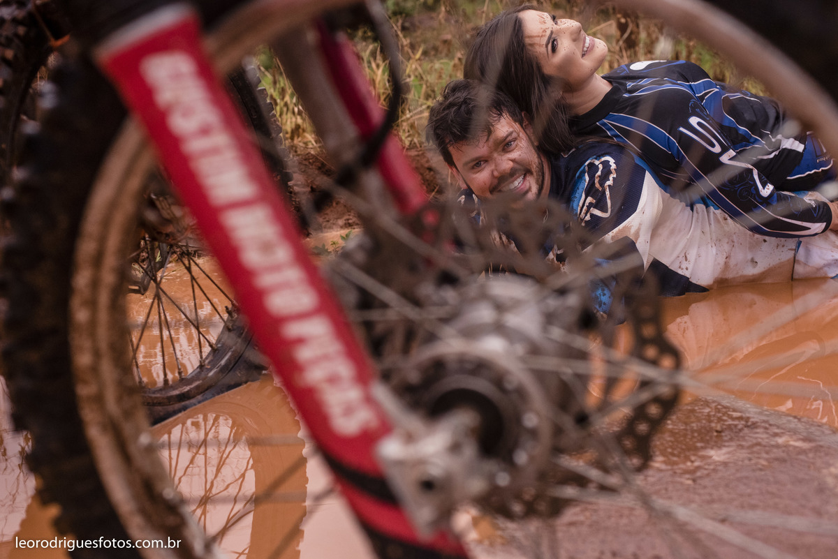 wedding, pré casamento, book de casal,  book, pré wedding são Gotardo minas gerais, são gotardo minhas gerais, fotos criativas de pré wedding, book pré wedding, fotos de pré wedding de motocross, fotos de pré wedding de moto