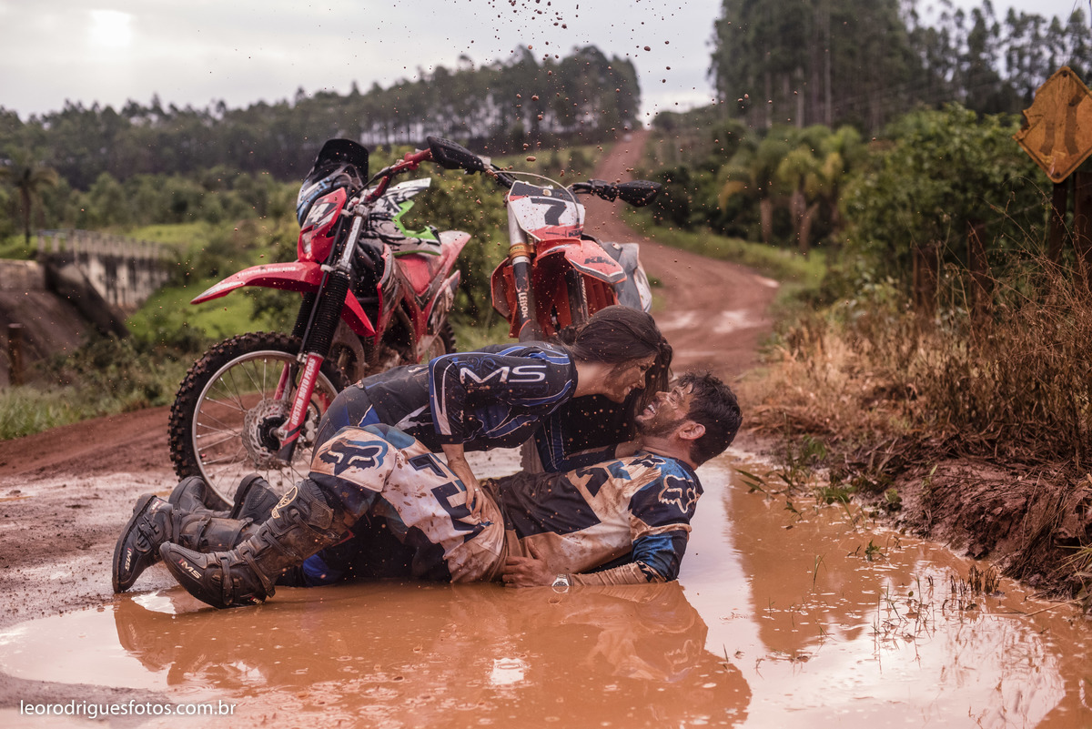 wedding, pré casamento, book de casal,  book, pré wedding são Gotardo minas gerais, são gotardo minhas gerais, fotos criativas de pré wedding, book pré wedding, fotos de pré wedding de motocross, fotos de pré wedding de moto