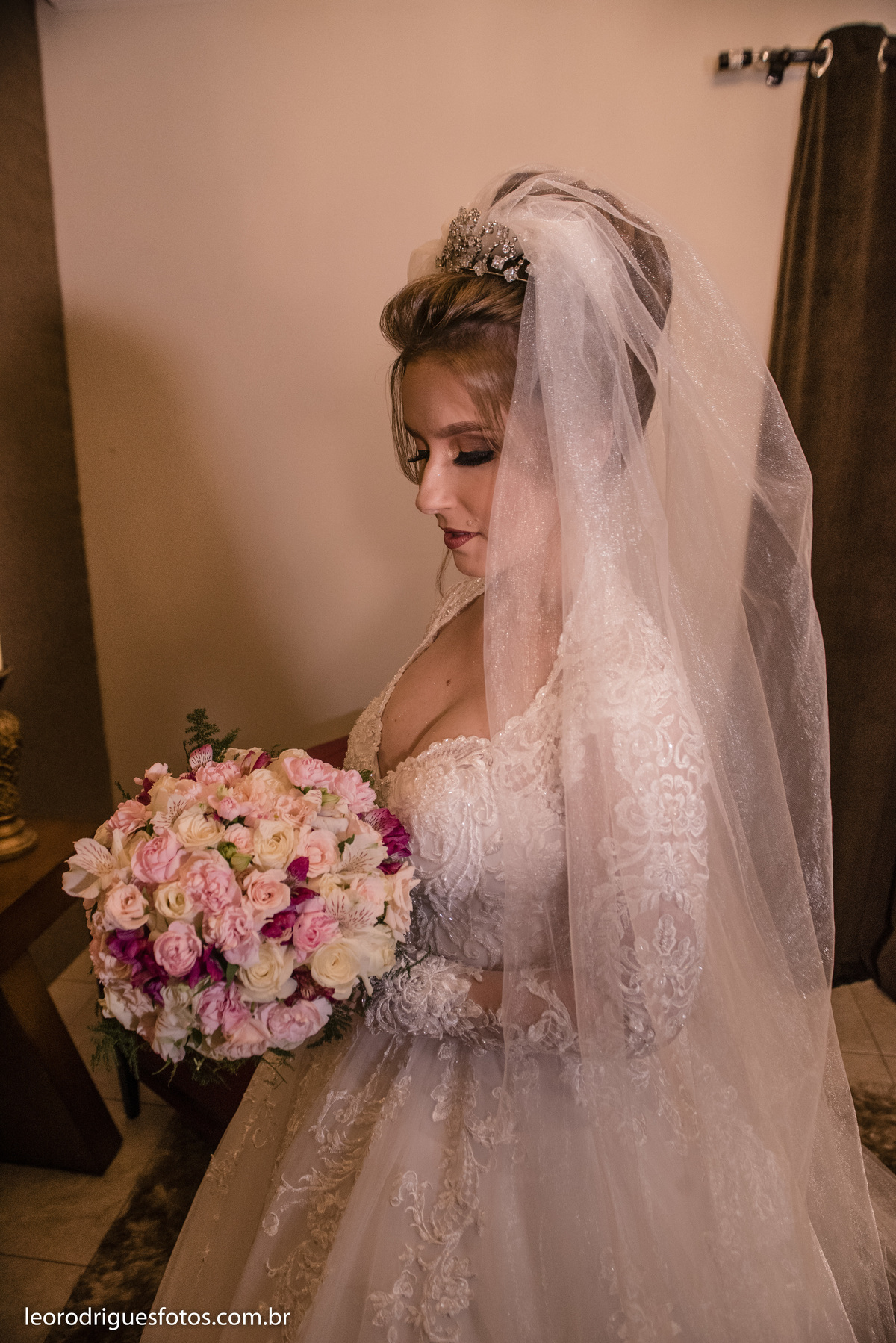 wedding, casamento, noiva, noivo, fotos criativas de casamento, vestido da noiva, terno do noivo, religioso, igreja catedral de uberaba mg, casamento uberaba mg, uberaba mg, sapato da noiva, sapato do noivo, buquê da noiva