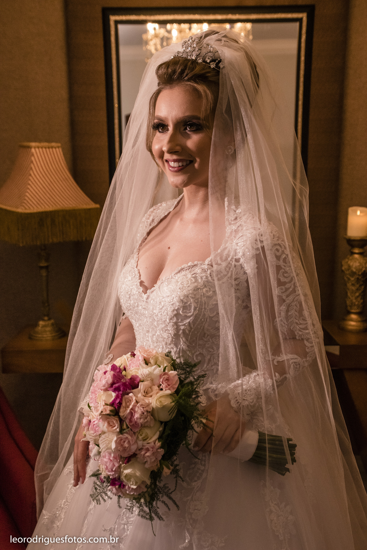 wedding, casamento, noiva, noivo, fotos criativas de casamento, vestido da noiva, terno do noivo, religioso, igreja catedral de uberaba mg, casamento uberaba mg, uberaba mg, sapato da noiva, sapato do noivo, buquê da noiva