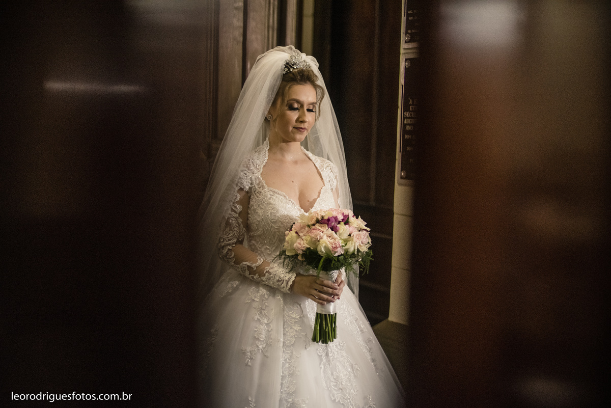 wedding, casamento, noiva, noivo, fotos criativas de casamento, vestido da noiva, terno do noivo, religioso, igreja catedral de uberaba mg, casamento uberaba mg, uberaba mg, sapato da noiva, sapato do noivo, buquê da noiva