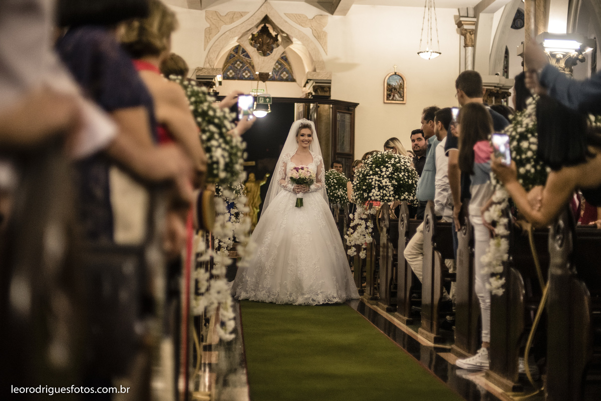 wedding, casamento, noiva, noivo, fotos criativas de casamento, vestido da noiva, terno do noivo, religioso, igreja catedral de uberaba mg, casamento uberaba mg, uberaba mg, sapato da noiva, sapato do noivo, buquê da noiva