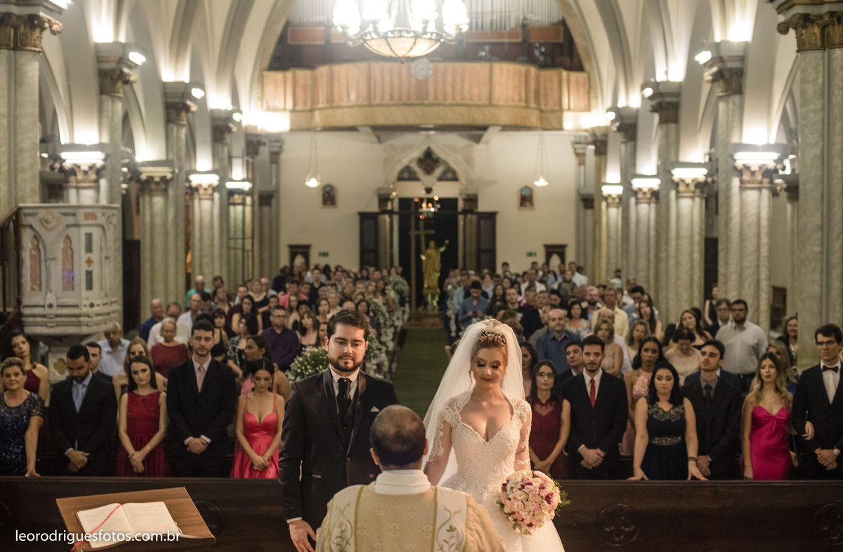 wedding, casamento, noiva, noivo, fotos criativas de casamento, vestido da noiva, terno do noivo, religioso, igreja catedral de uberaba mg, casamento uberaba mg, uberaba mg, sapato da noiva, sapato do noivo, buquê da noiva