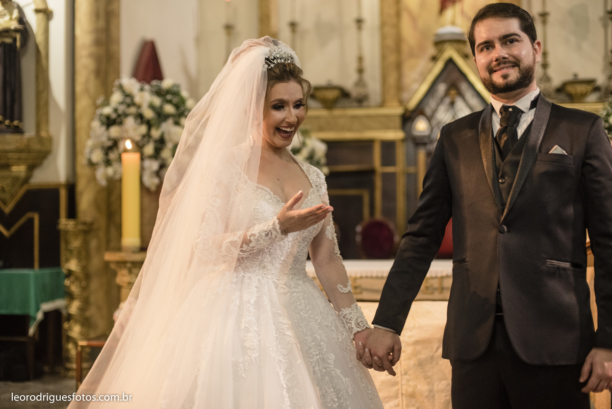 wedding, casamento, noiva, noivo, fotos criativas de casamento, vestido da noiva, terno do noivo, religioso, igreja catedral de uberaba mg, casamento uberaba mg, uberaba mg, sapato da noiva, sapato do noivo, buquê da noiva