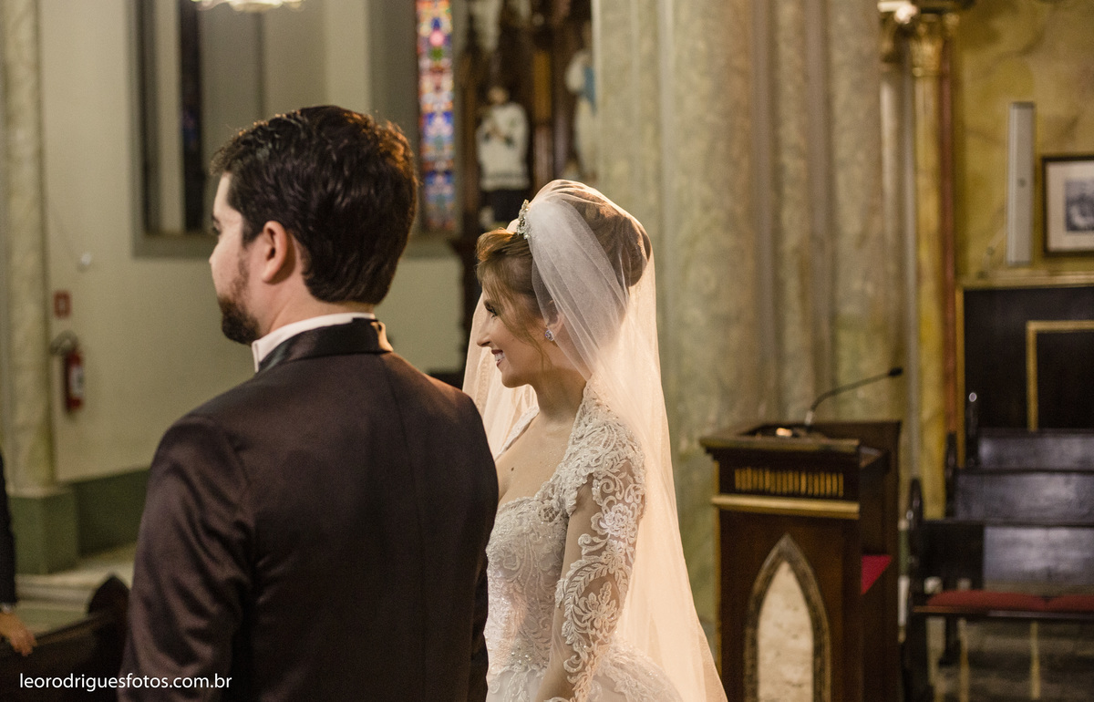 wedding, casamento, noiva, noivo, fotos criativas de casamento, vestido da noiva, terno do noivo, religioso, igreja catedral de uberaba mg, casamento uberaba mg, uberaba mg, sapato da noiva, sapato do noivo, buquê da noiva