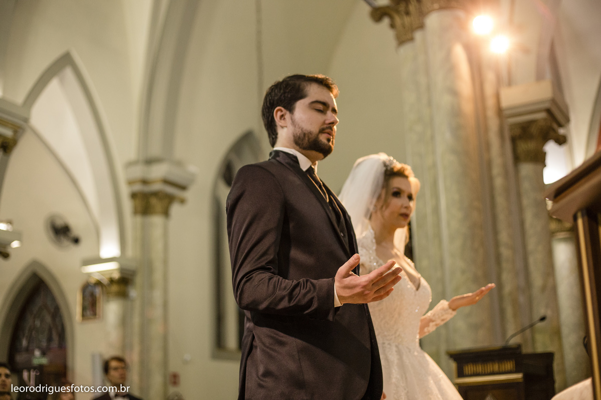 wedding, casamento, noiva, noivo, fotos criativas de casamento, vestido da noiva, terno do noivo, religioso, igreja catedral de uberaba mg, casamento uberaba mg, uberaba mg, sapato da noiva, sapato do noivo, buquê da noiva