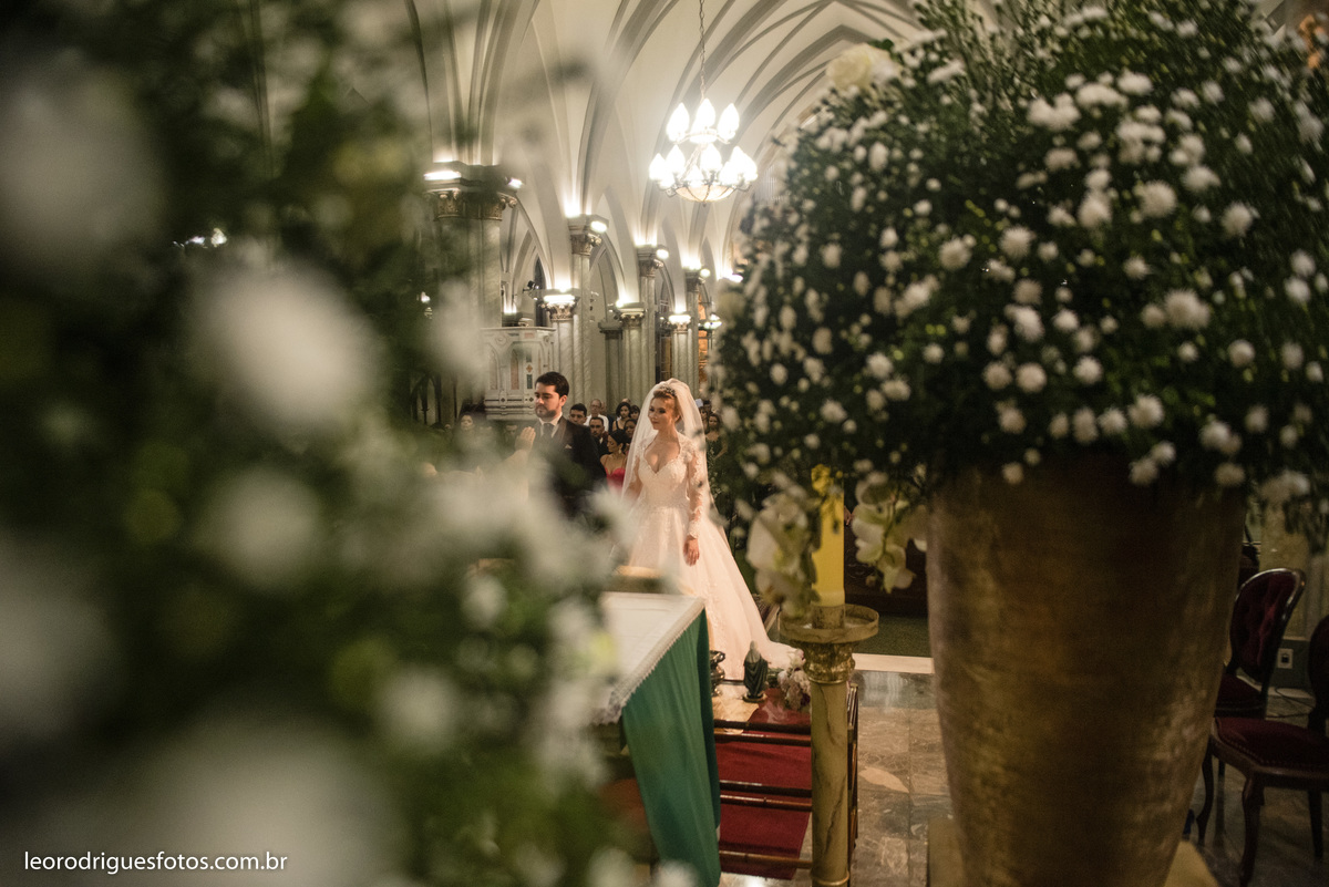 wedding, casamento, noiva, noivo, fotos criativas de casamento, vestido da noiva, terno do noivo, religioso, igreja catedral de uberaba mg, casamento uberaba mg, uberaba mg, sapato da noiva, sapato do noivo, buquê da noiva