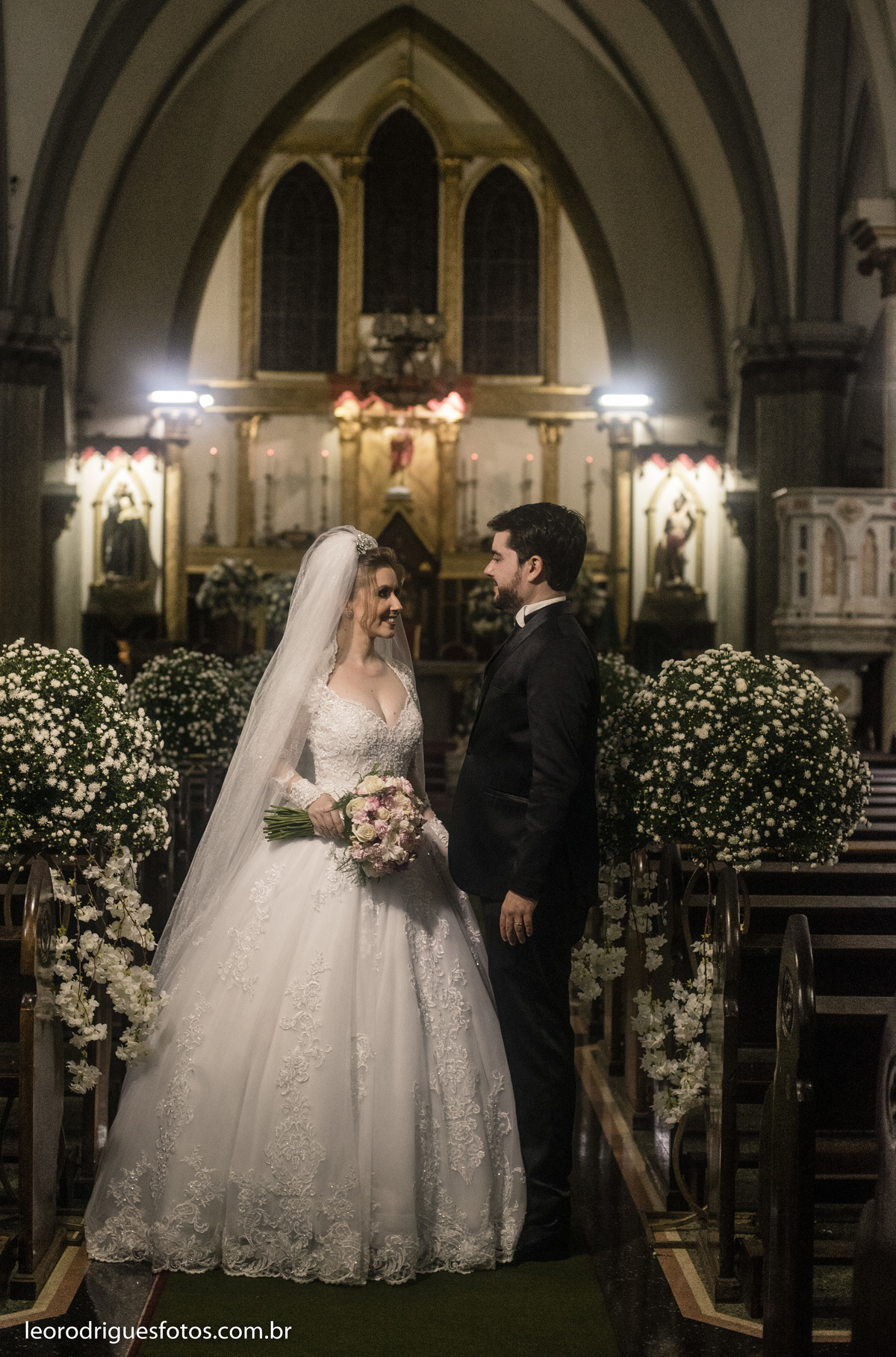 wedding, casamento, noiva, noivo, fotos criativas de casamento, vestido da noiva, terno do noivo, religioso, igreja catedral de uberaba mg, casamento uberaba mg, uberaba mg, sapato da noiva, sapato do noivo, buquê da noiva