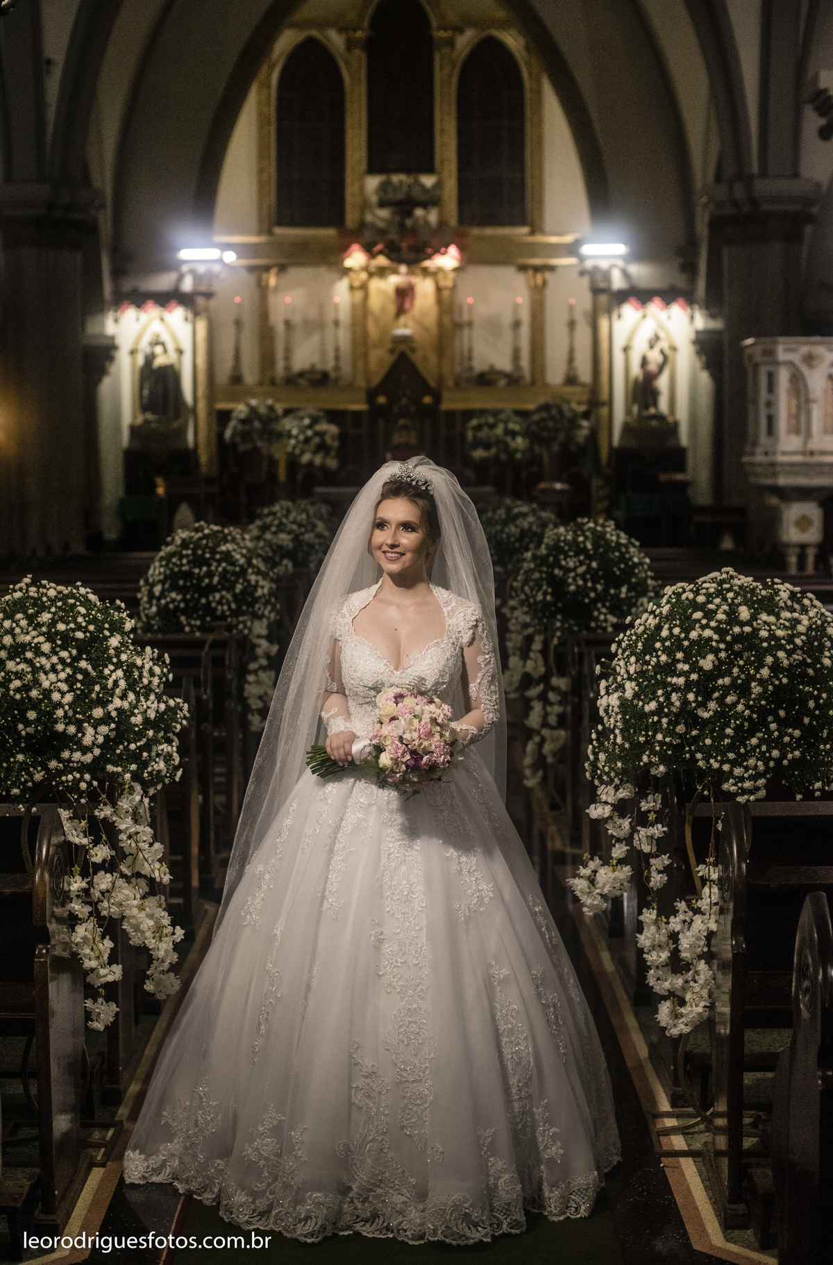 wedding, casamento, noiva, noivo, fotos criativas de casamento, vestido da noiva, terno do noivo, religioso, igreja catedral de uberaba mg, casamento uberaba mg, uberaba mg, sapato da noiva, sapato do noivo, buquê da noiva