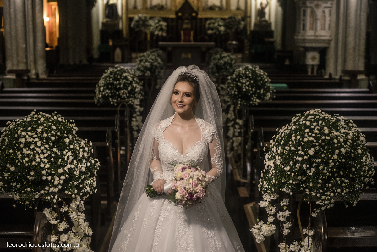 wedding, casamento, noiva, noivo, fotos criativas de casamento, vestido da noiva, terno do noivo, religioso, igreja catedral de uberaba mg, casamento uberaba mg, uberaba mg, sapato da noiva, sapato do noivo, buquê da noiva