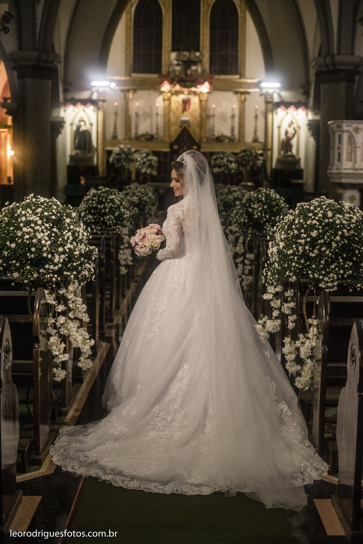 wedding, casamento, noiva, noivo, fotos criativas de casamento, vestido da noiva, terno do noivo, religioso, igreja catedral de uberaba mg, casamento uberaba mg, uberaba mg, sapato da noiva, sapato do noivo, buquê da noiva