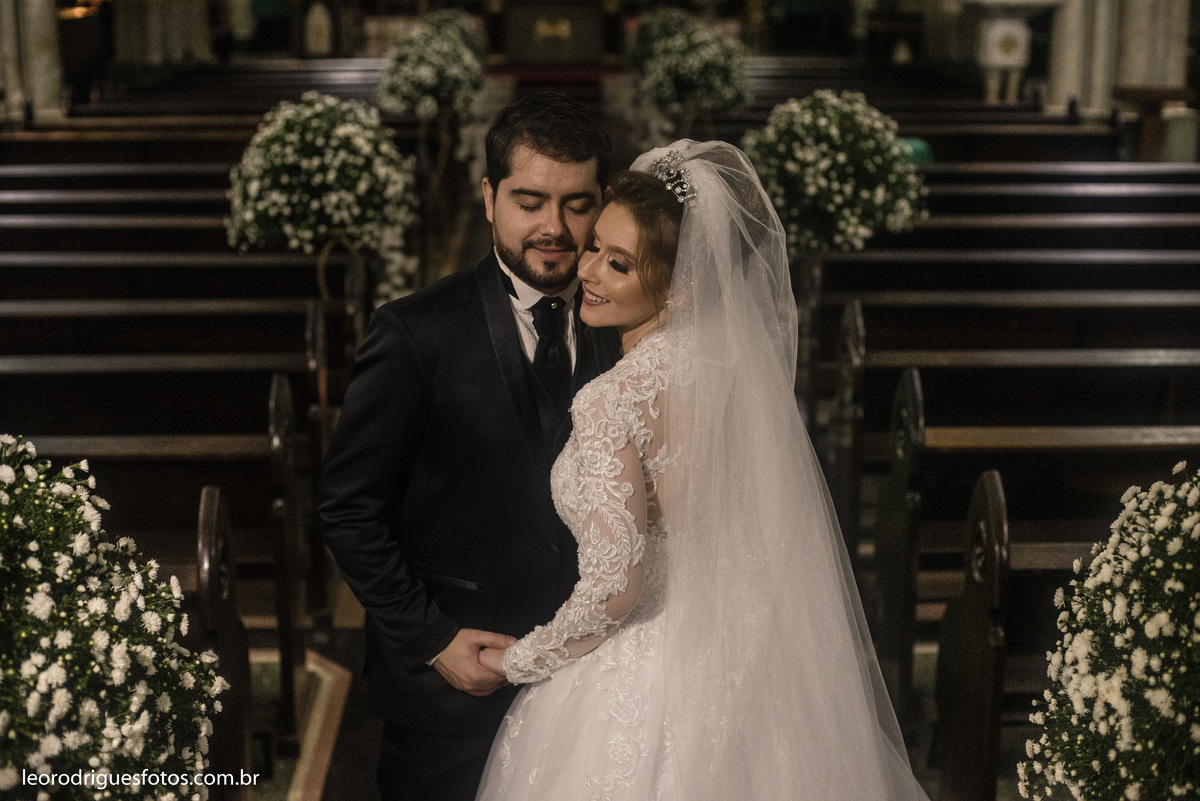 wedding, casamento, noiva, noivo, fotos criativas de casamento, vestido da noiva, terno do noivo, religioso, igreja catedral de uberaba mg, casamento uberaba mg, uberaba mg, sapato da noiva, sapato do noivo, buquê da noiva