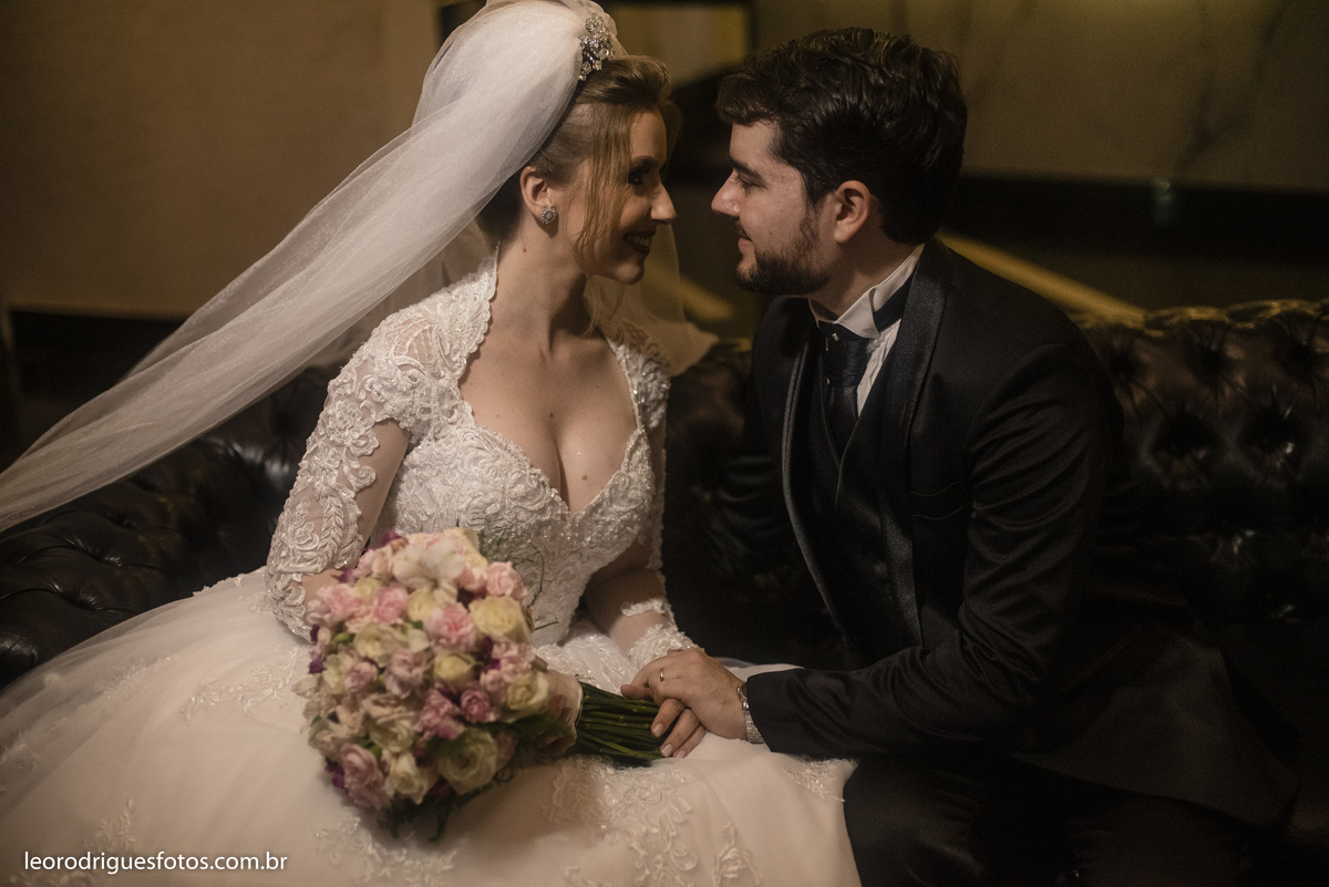 wedding, casamento, noiva, noivo, fotos criativas de casamento, vestido da noiva, terno do noivo, religioso, igreja catedral de uberaba mg, casamento uberaba mg, uberaba mg, sapato da noiva, sapato do noivo, buquê da noiva