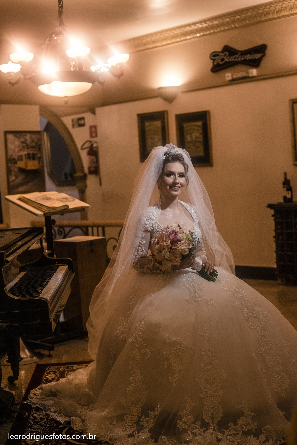 wedding, casamento, noiva, noivo, fotos criativas de casamento, vestido da noiva, terno do noivo, religioso, igreja catedral de uberaba mg, casamento uberaba mg, uberaba mg, sapato da noiva, sapato do noivo, buquê da noiva