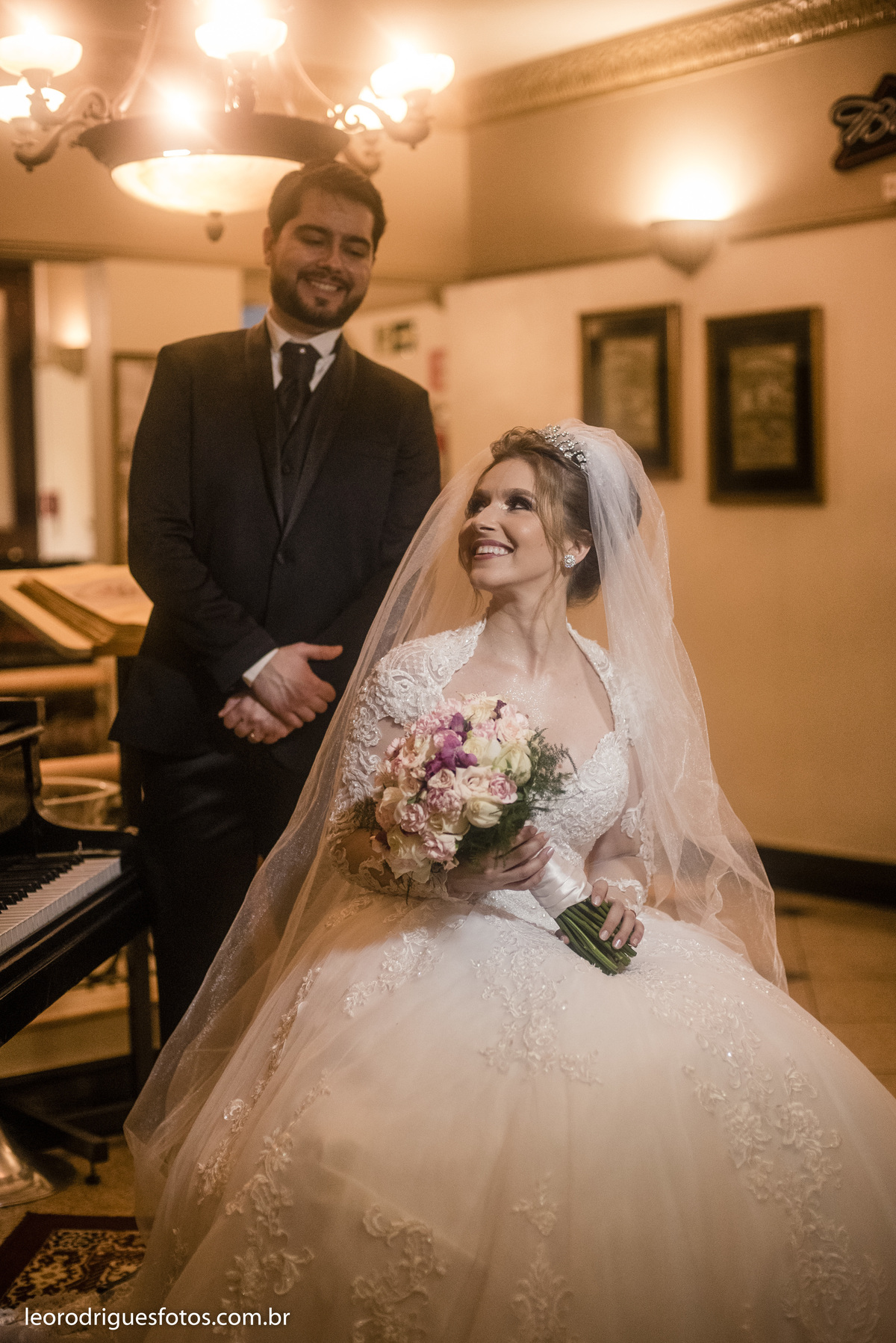 wedding, casamento, noiva, noivo, fotos criativas de casamento, vestido da noiva, terno do noivo, religioso, igreja catedral de uberaba mg, casamento uberaba mg, uberaba mg, sapato da noiva, sapato do noivo, buquê da noiva