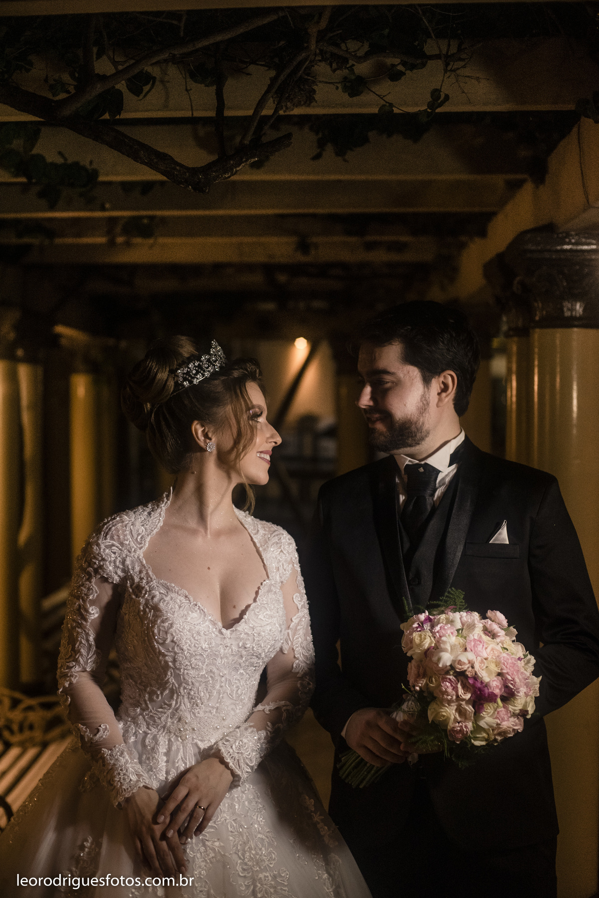 wedding, casamento, noiva, noivo, fotos criativas de casamento, vestido da noiva, terno do noivo, religioso, igreja catedral de uberaba mg, casamento uberaba mg, uberaba mg, sapato da noiva, sapato do noivo, buquê da noiva