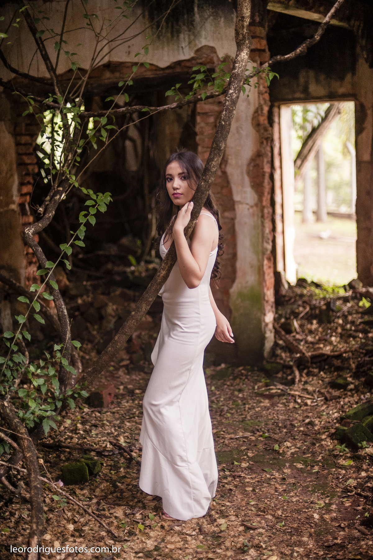 fashion book, 15 anos, book de 15 anos, fotos criativas de fashion book de 15 anos, book criativo de 15 anos, book de 15 anos em Ruinas do Hotel Radio araxa mg, araxa mg