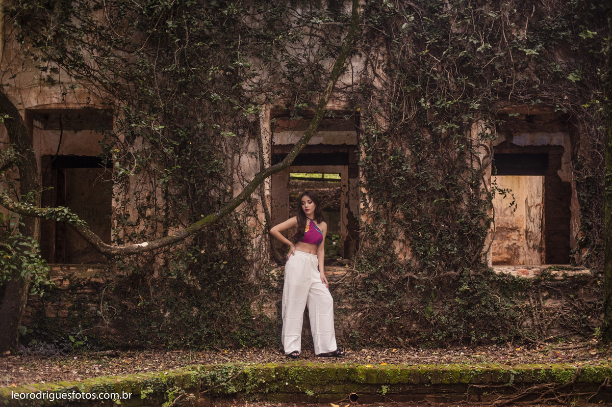 fashion book, 15 anos, book de 15 anos, fotos criativas de fashion book de 15 anos, book criativo de 15 anos, book de 15 anos em Ruinas do Hotel Radio araxa mg, araxa mg