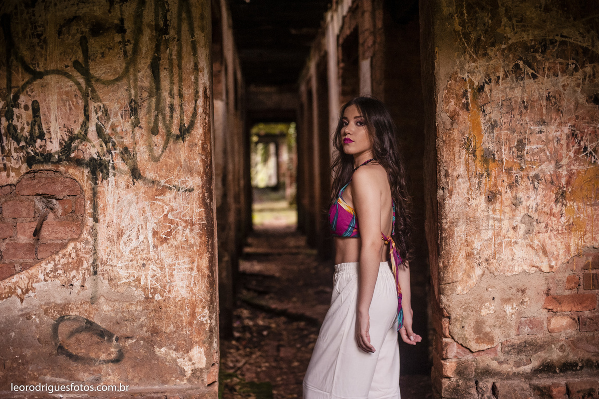 fashion book, 15 anos, book de 15 anos, fotos criativas de fashion book de 15 anos, book criativo de 15 anos, book de 15 anos em Ruinas do Hotel Radio araxa mg, araxa mg