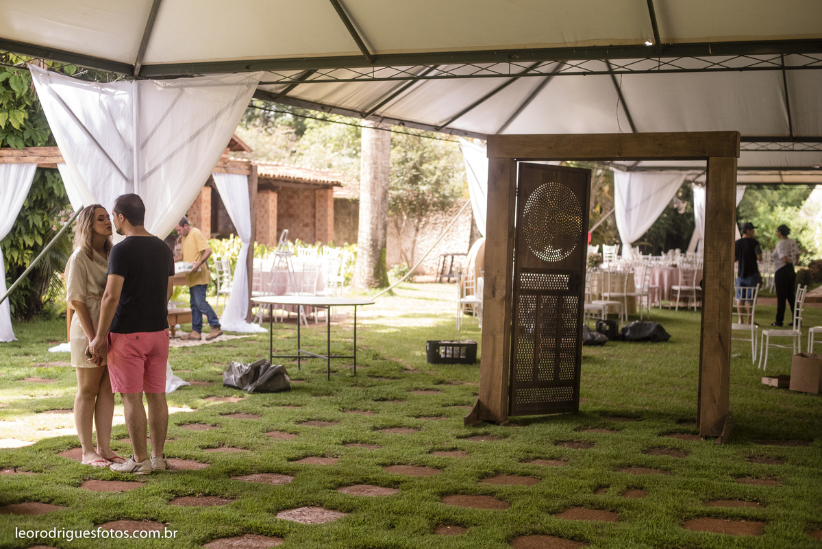 wedding, casamento, fotos de casamento, casamento ao ar livre, wedding em ar livre, noiva, noivo, terno do noivo, vestido da noiva, sapato da noiva, casanento em chácara