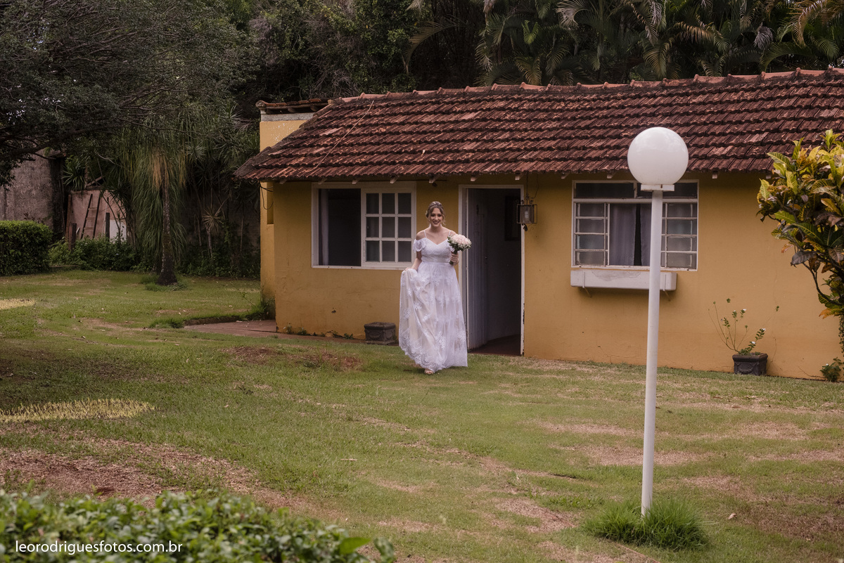 wedding, casamento, fotos de casamento, casamento ao ar livre, wedding em ar livre, noiva, noivo, terno do noivo, vestido da noiva, sapato da noiva, casanento em chácara