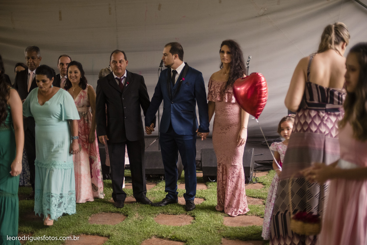 wedding, casamento, fotos de casamento, casamento ao ar livre, wedding em ar livre, noiva, noivo, terno do noivo, vestido da noiva, sapato da noiva, casanento em chácara