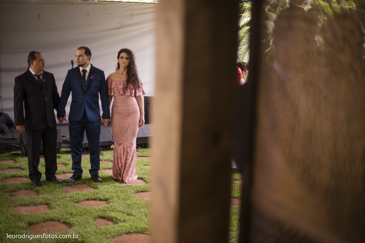 wedding, casamento, fotos de casamento, casamento ao ar livre, wedding em ar livre, noiva, noivo, terno do noivo, vestido da noiva, sapato da noiva, casanento em chácara