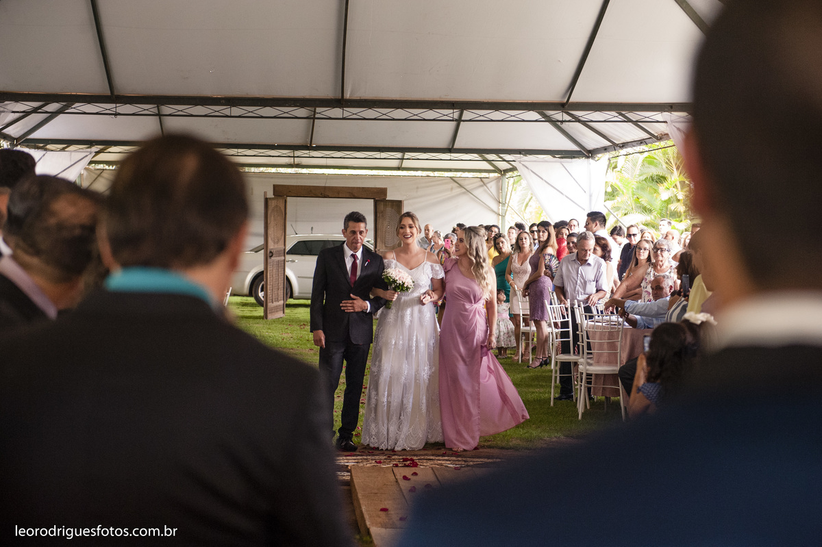 wedding, casamento, fotos de casamento, casamento ao ar livre, wedding em ar livre, noiva, noivo, terno do noivo, vestido da noiva, sapato da noiva, casanento em chácara