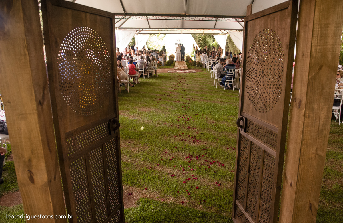 wedding, casamento, fotos de casamento, casamento ao ar livre, wedding em ar livre, noiva, noivo, terno do noivo, vestido da noiva, sapato da noiva, casanento em chácara