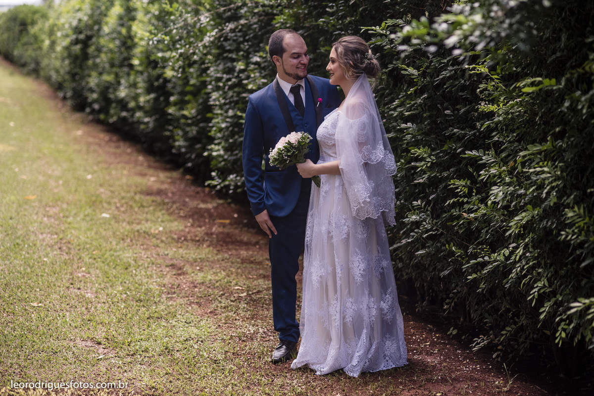 wedding, casamento, fotos de casamento, casamento ao ar livre, wedding em ar livre, noiva, noivo, terno do noivo, vestido da noiva, sapato da noiva, casanento em chácara