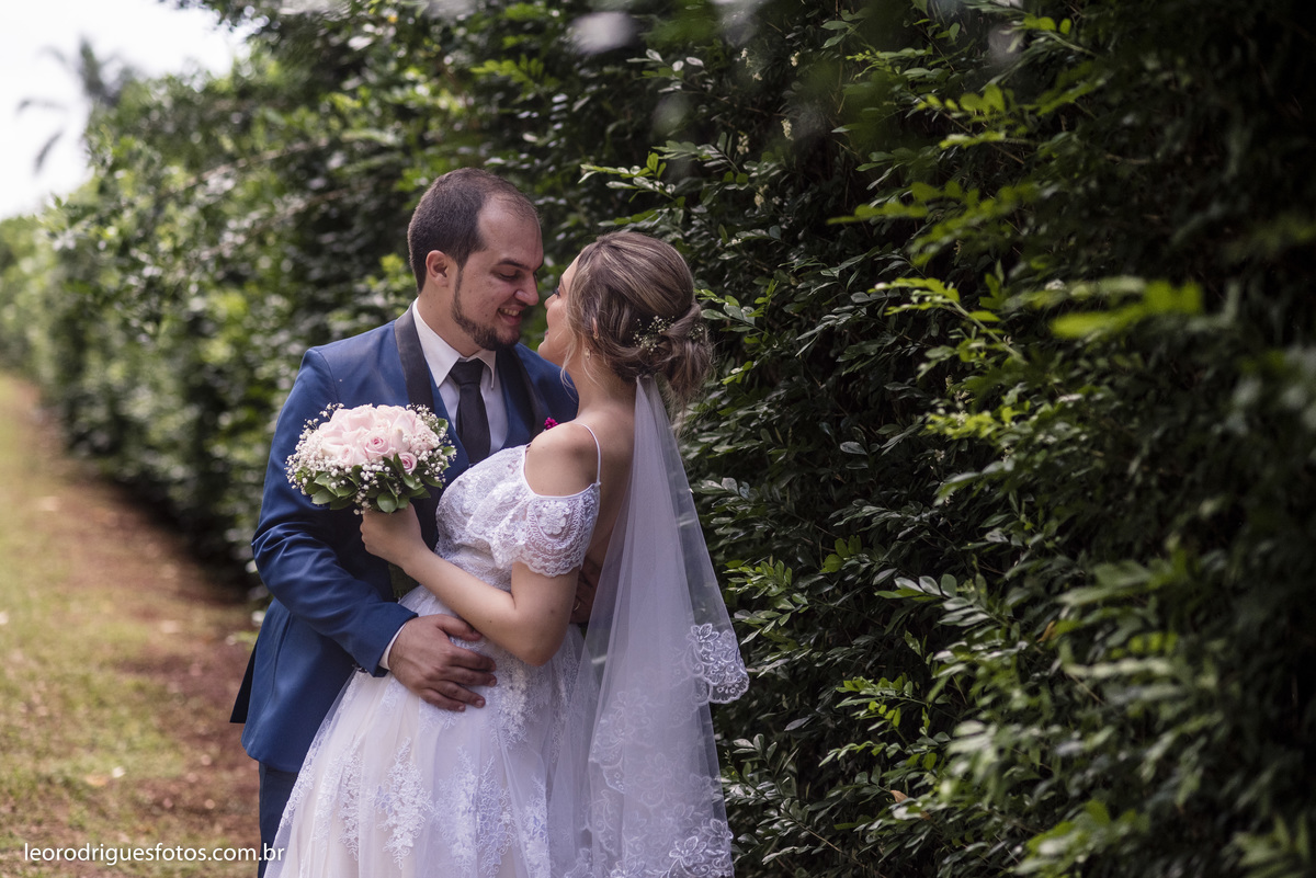 wedding, casamento, fotos de casamento, casamento ao ar livre, wedding em ar livre, noiva, noivo, terno do noivo, vestido da noiva, sapato da noiva, casanento em chácara