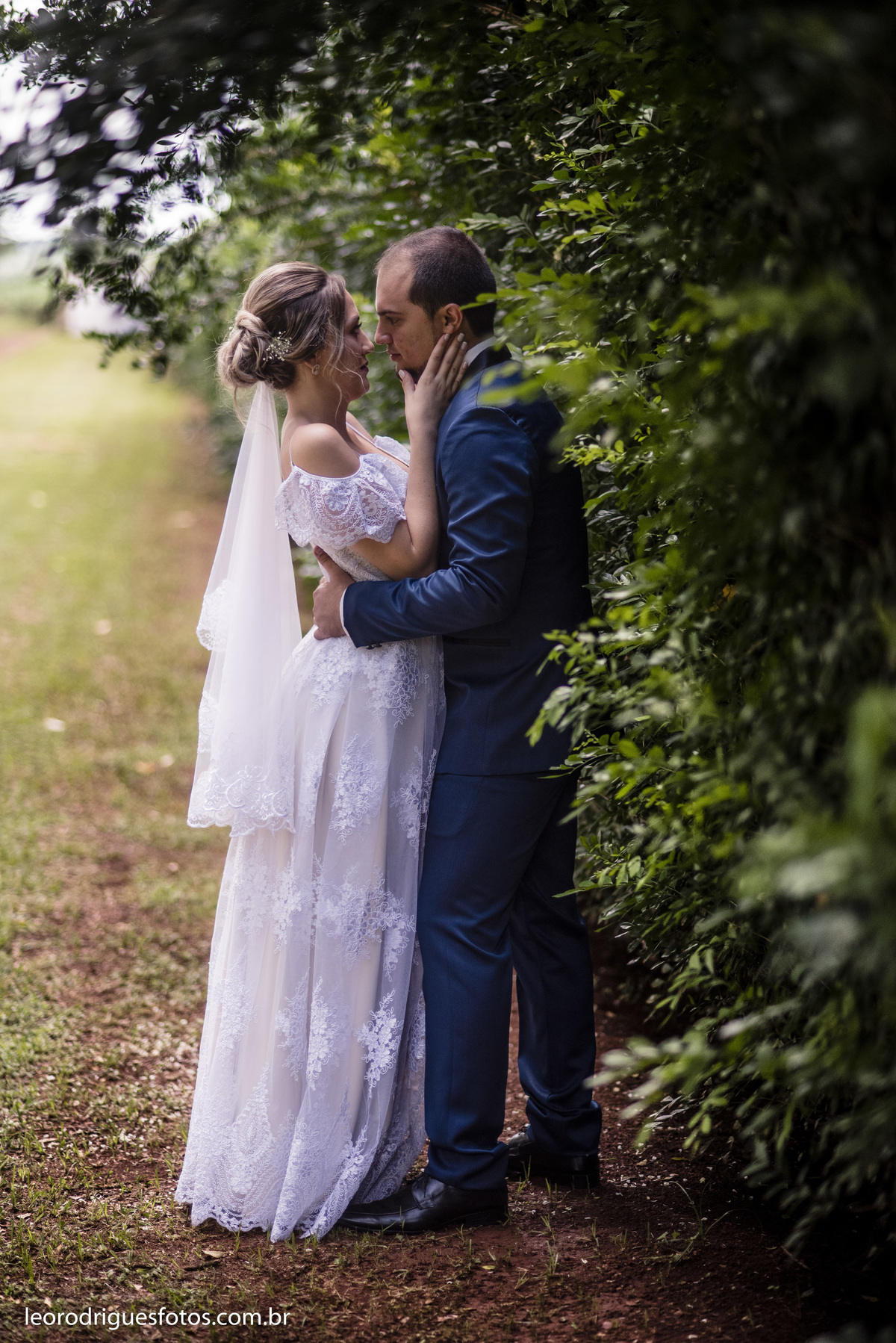 wedding, casamento, fotos de casamento, casamento ao ar livre, wedding em ar livre, noiva, noivo, terno do noivo, vestido da noiva, sapato da noiva, casanento em chácara