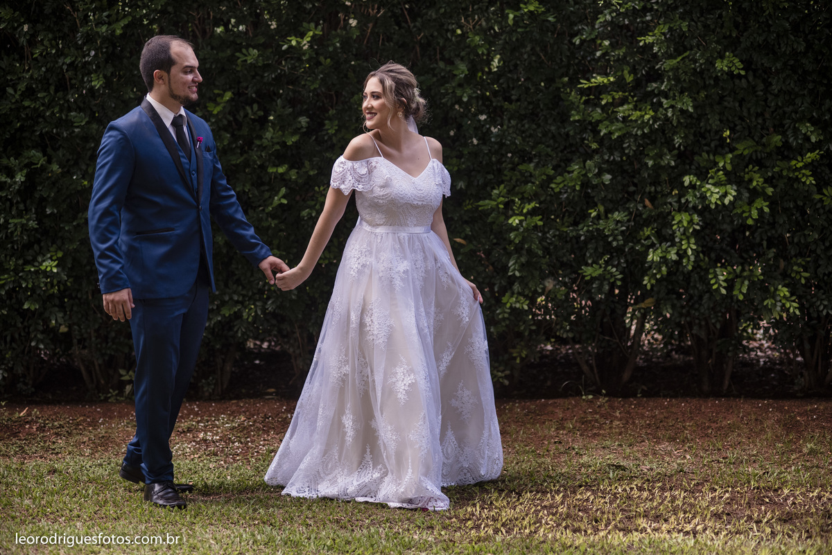 wedding, casamento, fotos de casamento, casamento ao ar livre, wedding em ar livre, noiva, noivo, terno do noivo, vestido da noiva, sapato da noiva, casanento em chácara