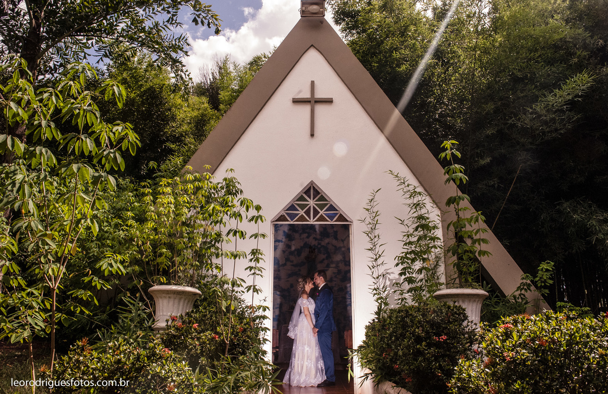 wedding, casamento, fotos de casamento, casamento ao ar livre, wedding em ar livre, noiva, noivo, terno do noivo, vestido da noiva, sapato da noiva, casanento em chácara