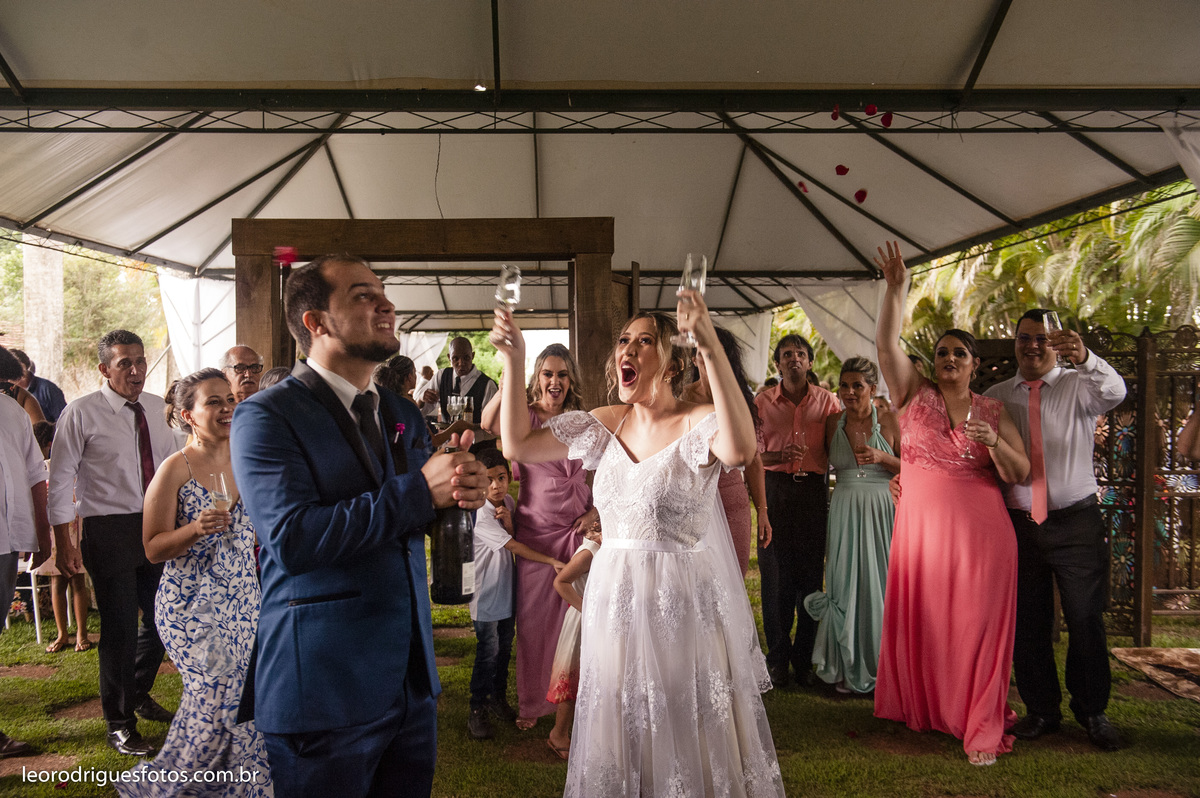 wedding, casamento, fotos de casamento, casamento ao ar livre, wedding em ar livre, noiva, noivo, terno do noivo, vestido da noiva, sapato da noiva, casanento em chácara