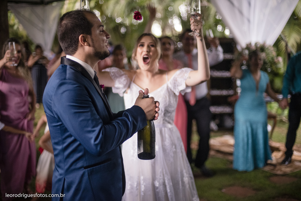 wedding, casamento, fotos de casamento, casamento ao ar livre, wedding em ar livre, noiva, noivo, terno do noivo, vestido da noiva, sapato da noiva, casanento em chácara