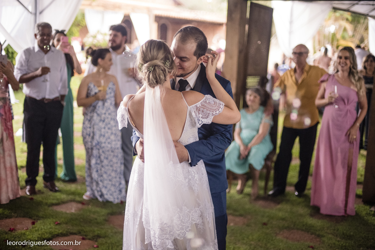 wedding, casamento, fotos de casamento, casamento ao ar livre, wedding em ar livre, noiva, noivo, terno do noivo, vestido da noiva, sapato da noiva, casanento em chácara