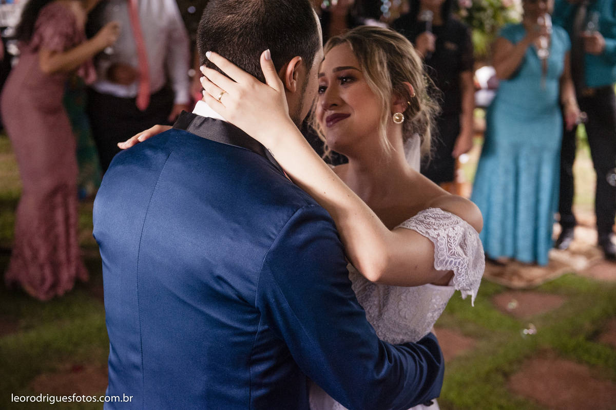 wedding, casamento, fotos de casamento, casamento ao ar livre, wedding em ar livre, noiva, noivo, terno do noivo, vestido da noiva, sapato da noiva, casanento em chácara