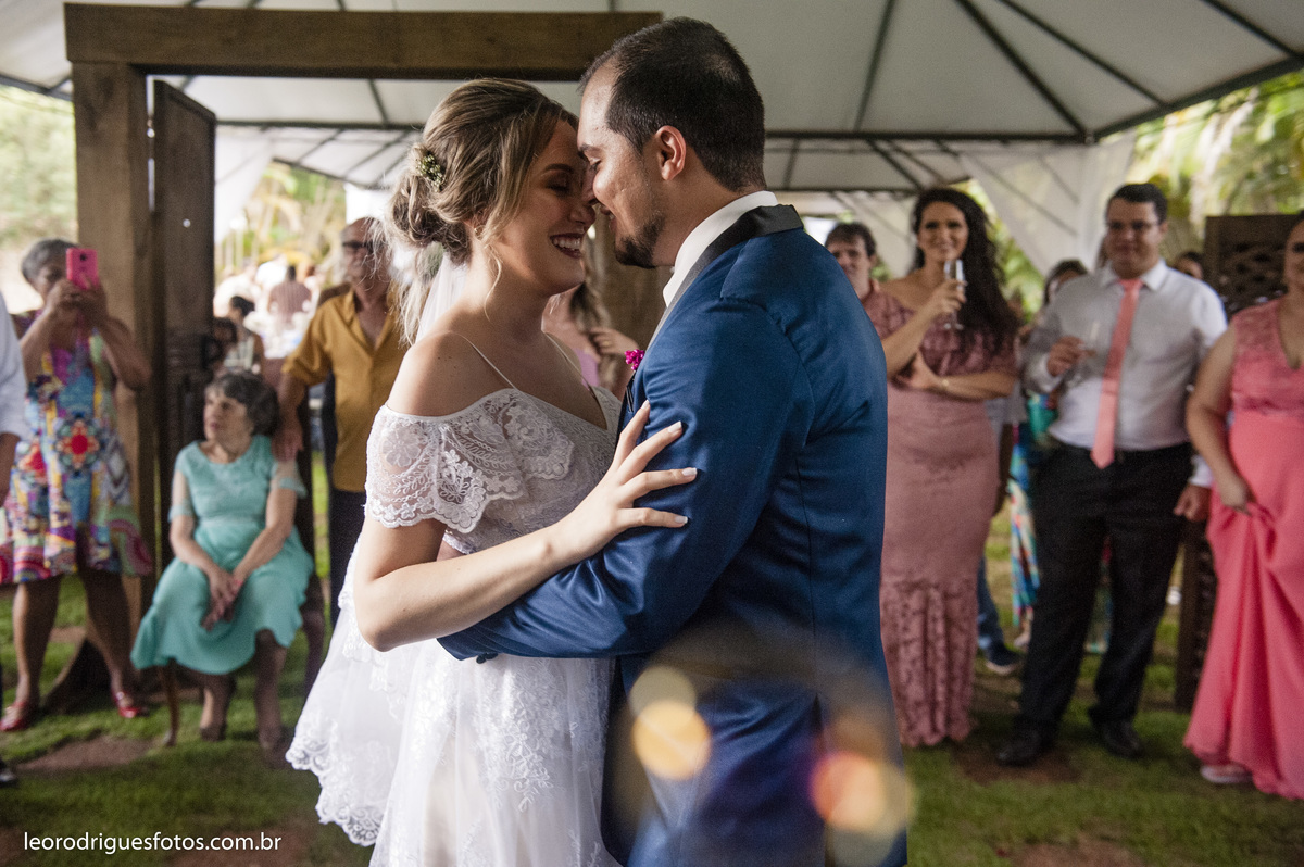 wedding, casamento, fotos de casamento, casamento ao ar livre, wedding em ar livre, noiva, noivo, terno do noivo, vestido da noiva, sapato da noiva, casanento em chácara