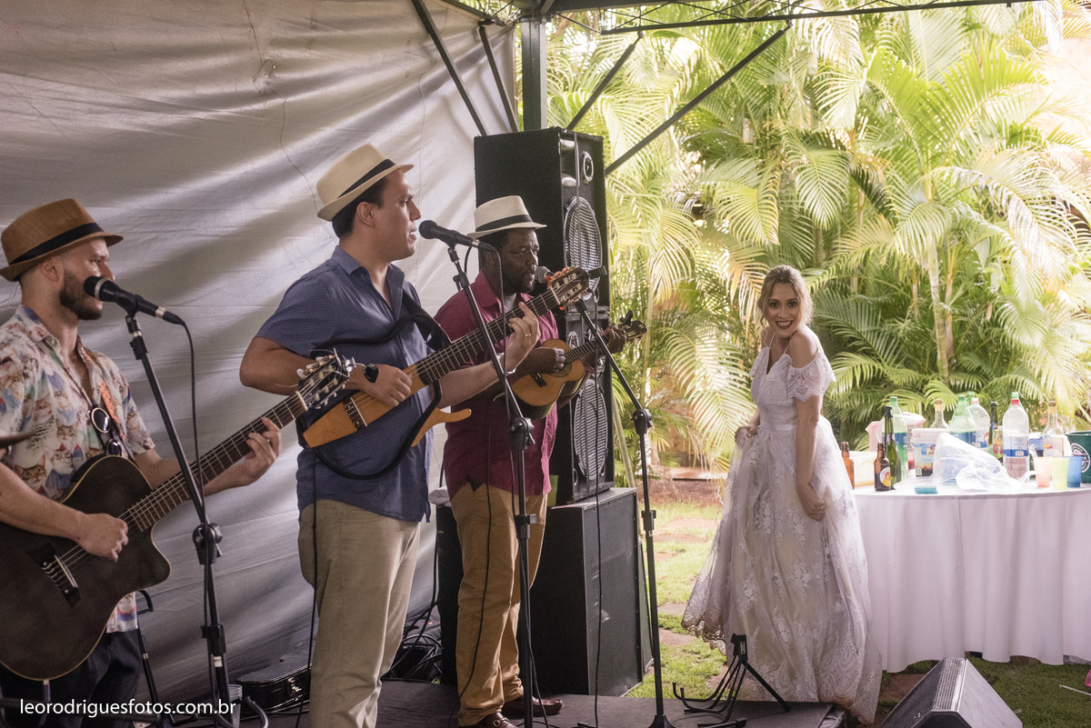 wedding, casamento, fotos de casamento, casamento ao ar livre, wedding em ar livre, noiva, noivo, terno do noivo, vestido da noiva, sapato da noiva, casanento em chácara