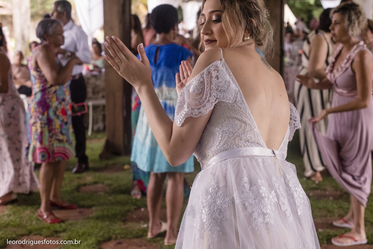 wedding, casamento, fotos de casamento, casamento ao ar livre, wedding em ar livre, noiva, noivo, terno do noivo, vestido da noiva, sapato da noiva, casanento em chácara