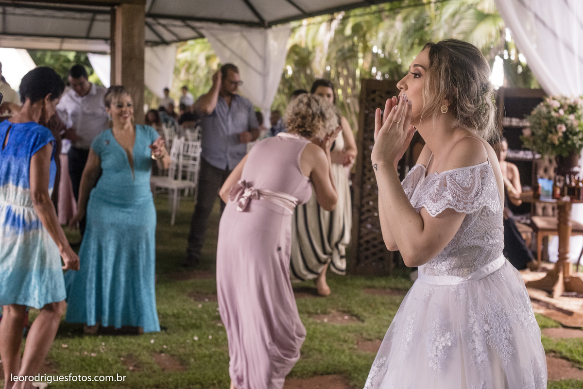 wedding, casamento, fotos de casamento, casamento ao ar livre, wedding em ar livre, noiva, noivo, terno do noivo, vestido da noiva, sapato da noiva, casanento em chácara