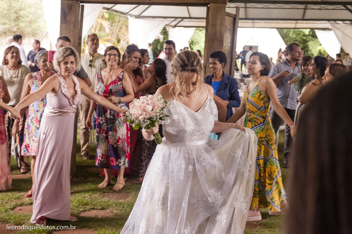 wedding, casamento, fotos de casamento, casamento ao ar livre, wedding em ar livre, noiva, noivo, terno do noivo, vestido da noiva, sapato da noiva, casanento em chácara